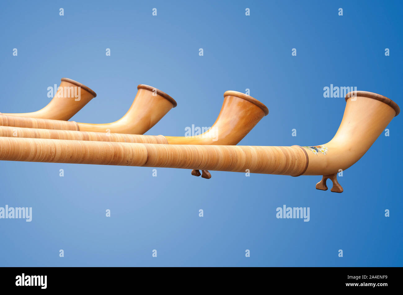 Instrumentos musicales tradicionales en Suiza aislado en blanco Fotografía  de stock - Alamy