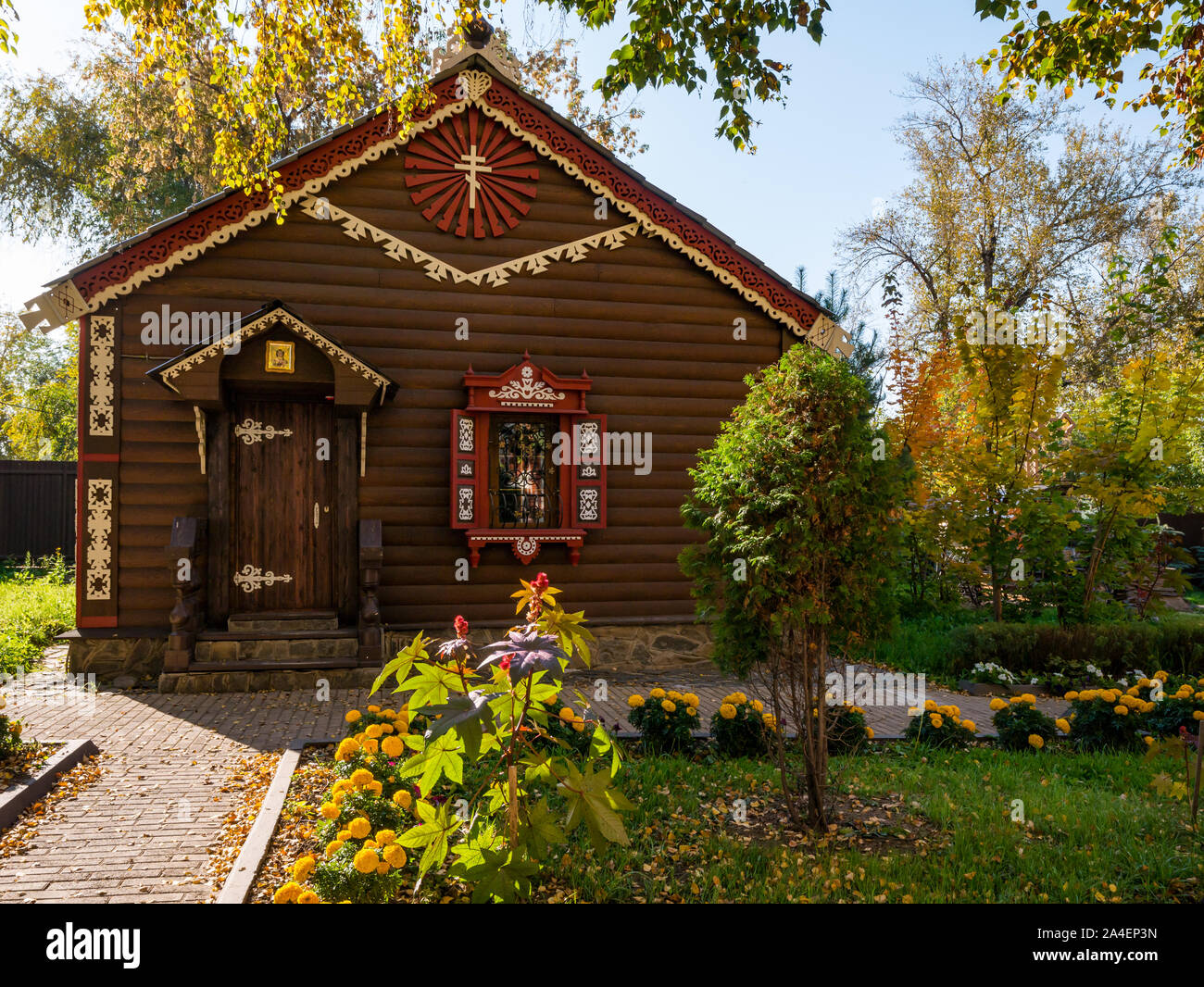 Pequeña capilla en terrenos de la Iglesia de la Santa Cruz, Irkutsk, Siberia, Rusia Foto de stock