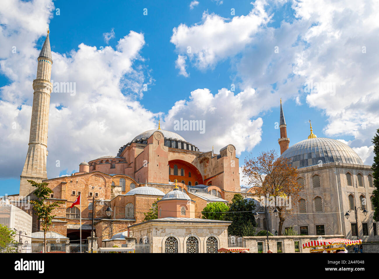 Exterior de la Catedral de Santa Sofía Hagia Sophia, una antigua iglesia y  mezquita y ahora un museo, en la zona de la plaza de Sultanahmet de Estambul,  Turquía Fotografía de stock -