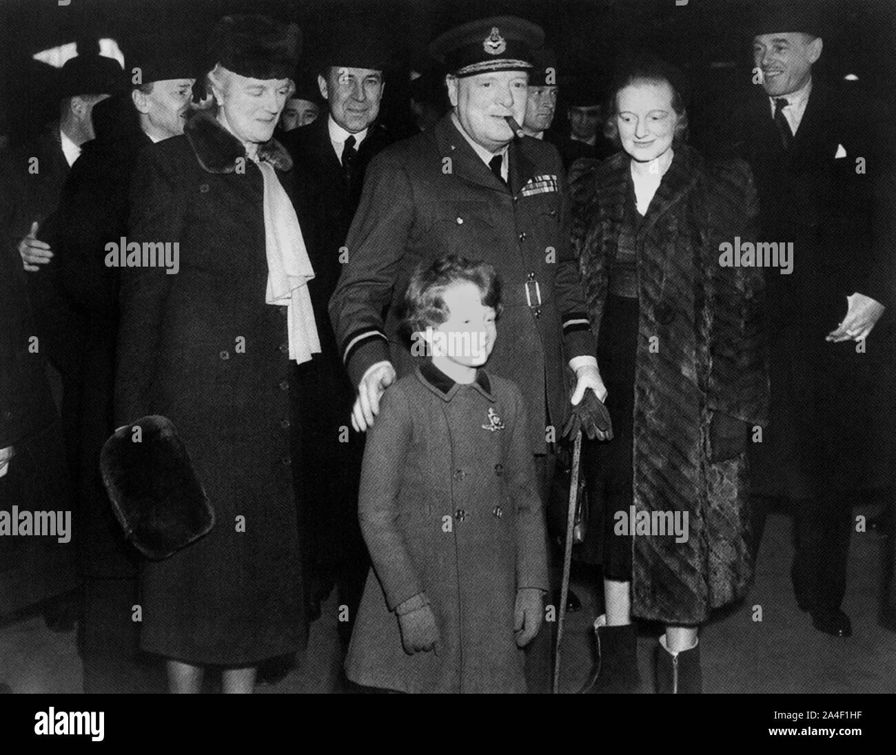 Winston Churchill volviendo a Gran Bretaña desde El Cairo se reunió por Clementine Churchill y su hija Diana con nieta Edwina. Febrero de 1944 Foto de stock