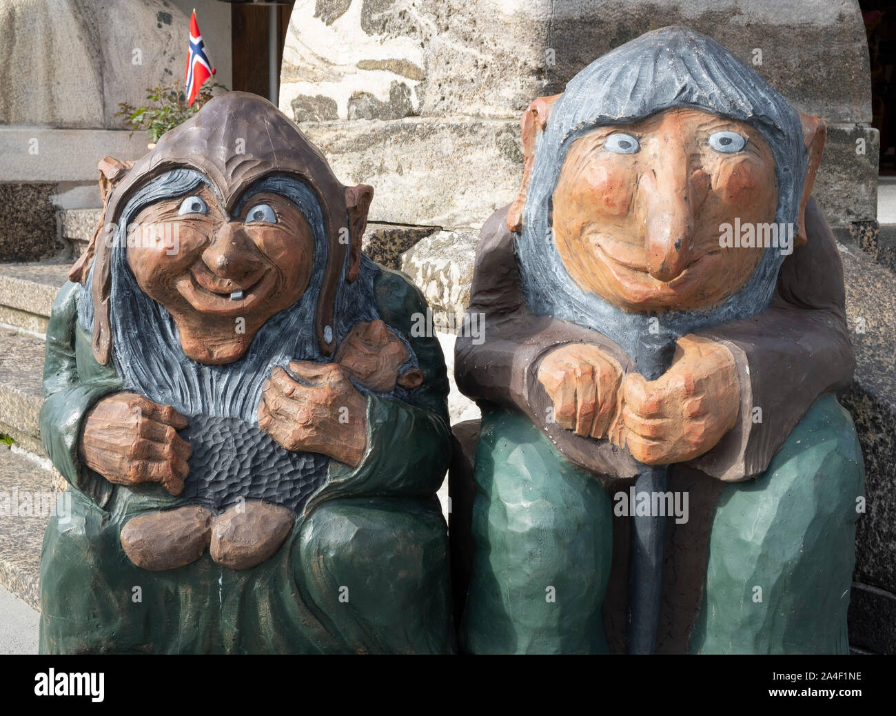 Dos trolls fuera de una tienda en Alesund, Más Sobre Romsdale, Noruega Foto de stock