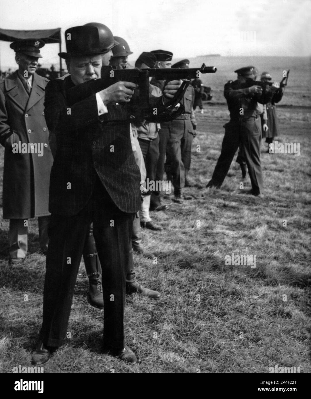 Winston Churchill disparando una pistola de tommy en un rango militar durante la inspección de las tropas estadounidenses en el sur de Gran Bretaña Foto de stock