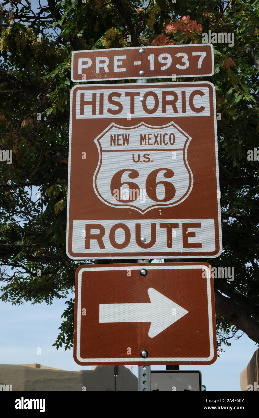 Postes de señales de la histórica ruta 66 pasando antes de 1937 cuando pasó a través de Santa Fe, Nuevo México, EE.UU.. En 1937 se cambió la ruta omitiendo Santa Fe. Foto de stock