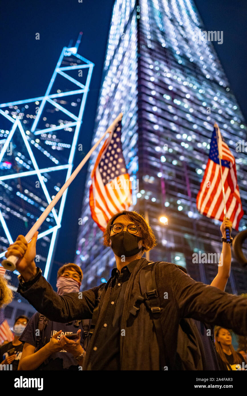 Hong Kong. 14 de octubre de 2019. Decenas de miles de manifestantes pro-democracia asistieron a una manifestación pacífica en Chater Garden en el centro de la noche del lunes, en la que pedía a Estados Unidos para pasar el Hong Kong los derechos humanos y la democracia, la Ley de 2019 que permita sancionar a los funcionarios que socavan los derechos de las personas en Hong Kong (Región Administrativa Especial). Muchas estrellas y rayas banderas y pro-USA lemas fueron mostrados por los manifestantes. Iain Masterton/Alamy Live News. Foto de stock