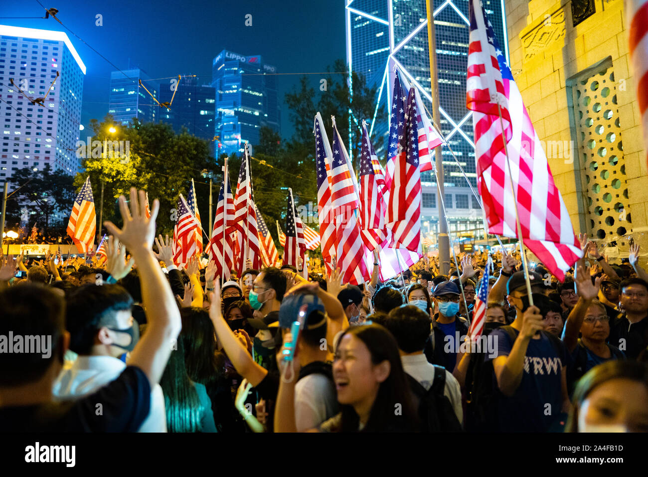 Hong Kong. 14 de octubre de 2019. Decenas de miles de manifestantes pro-democracia asistieron a una manifestación pacífica en Chater Garden en el centro de la noche del lunes, en la que pedía a Estados Unidos para pasar el Hong Kong los derechos humanos y la democracia, la Ley de 2019 que permita sancionar a los funcionarios que socavan los derechos de las personas en Hong Kong (Región Administrativa Especial). Muchas estrellas y rayas banderas y pro-USA lemas fueron mostrados por los manifestantes. Iain Masterton/Alamy Live News. Foto de stock