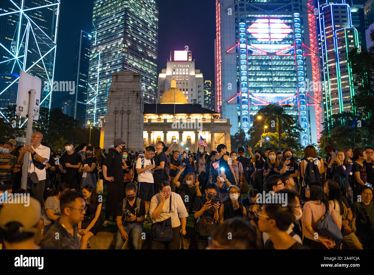 Hong Kong. 14 de octubre de 2019. Decenas de miles de manifestantes pro-democracia asistieron a una manifestación pacífica en Chater Garden en el centro de la noche del lunes, en la que pedía a Estados Unidos para pasar el Hong Kong los derechos humanos y la democracia, la Ley de 2019 que permita sancionar a los funcionarios que socavan los derechos de las personas en Hong Kong (Región Administrativa Especial). Muchas estrellas y rayas banderas y pro-USA lemas fueron mostrados por los manifestantes. Iain Masterton/Alamy Live News. Foto de stock