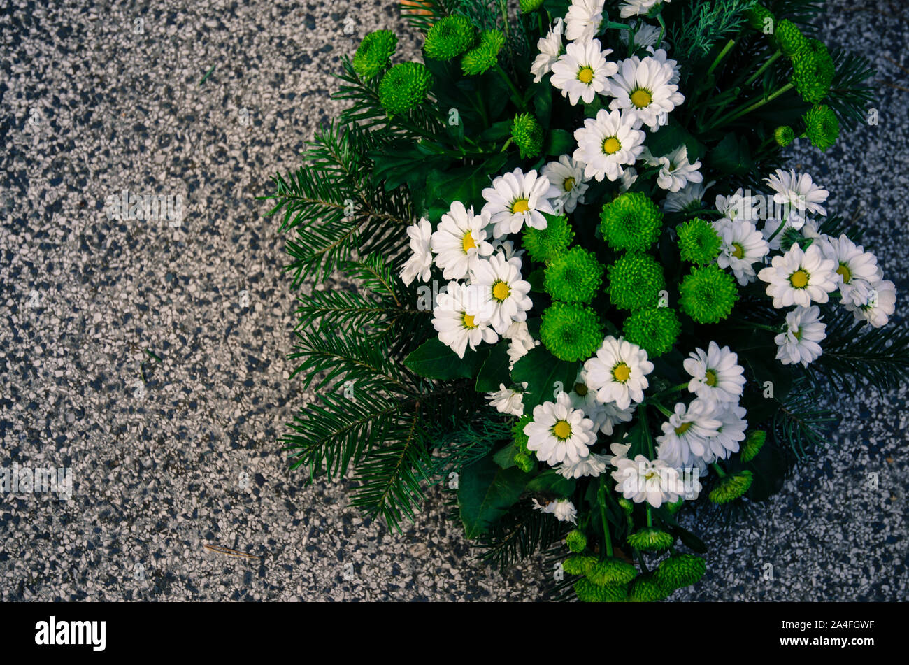 Decoración floral en la tumba de entierro Foto de stock