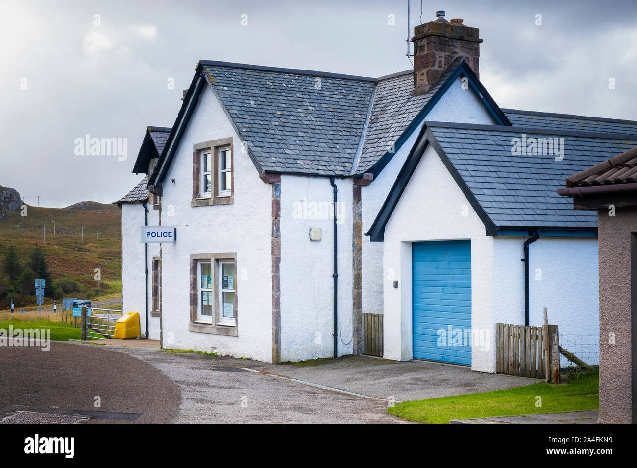 Estación de policía rural en la remota aldea de Rhiconich en Sutherland en el North West Highlands escocesas Foto de stock