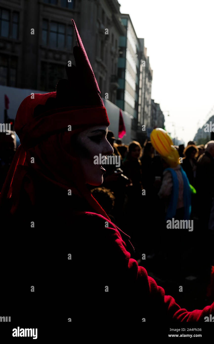 Londres, Reino Unido. Un manifestante está retroiluminado por el sol cuando Londres se detiene mientras los manifestantes con la protesta Contra La Extinción Rebelión se desplazan por las calles. Foto de stock