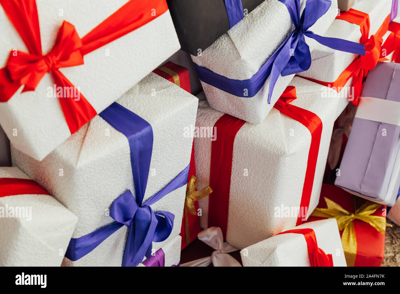 Montones de regalos coloridos para la fiesta de cumpleaños Fotografía de  stock - Alamy
