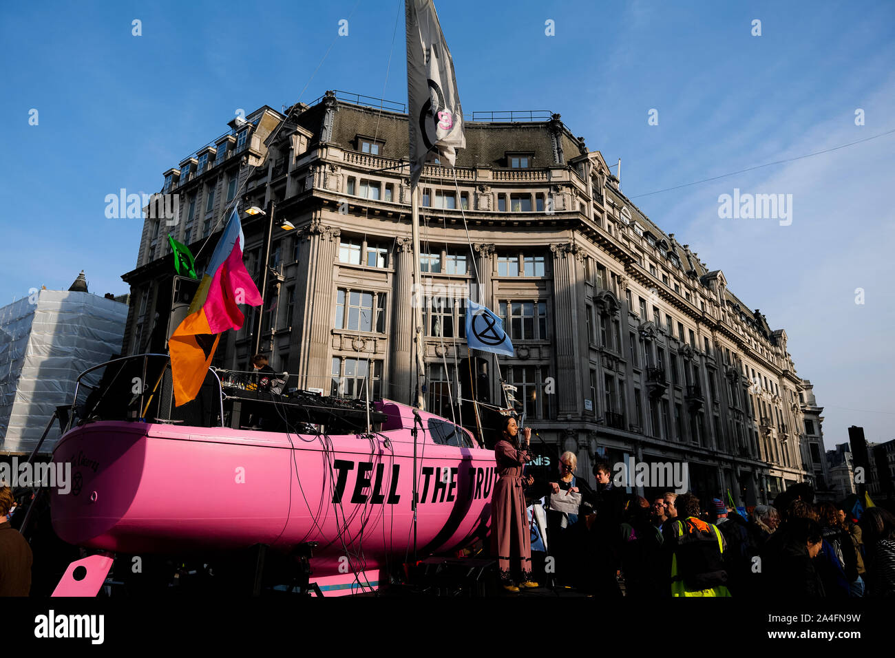 Londres, Reino Unido. Un yate rosa con 'Tell the Truth' escrito en él se sienta en el medio de Oxford Circus durante la protesta De Rebelión De Extinción. Foto de stock