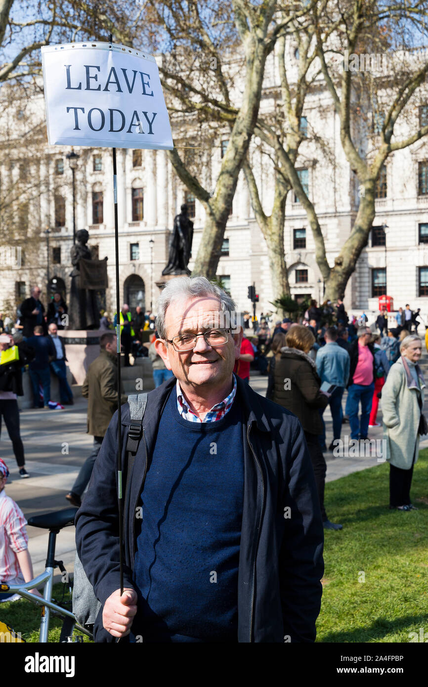 Londres, Reino Unido. El manifestante masculino sostiene un cartel de "dejar hoy" ante una protesta pro-Brexit. Foto de stock