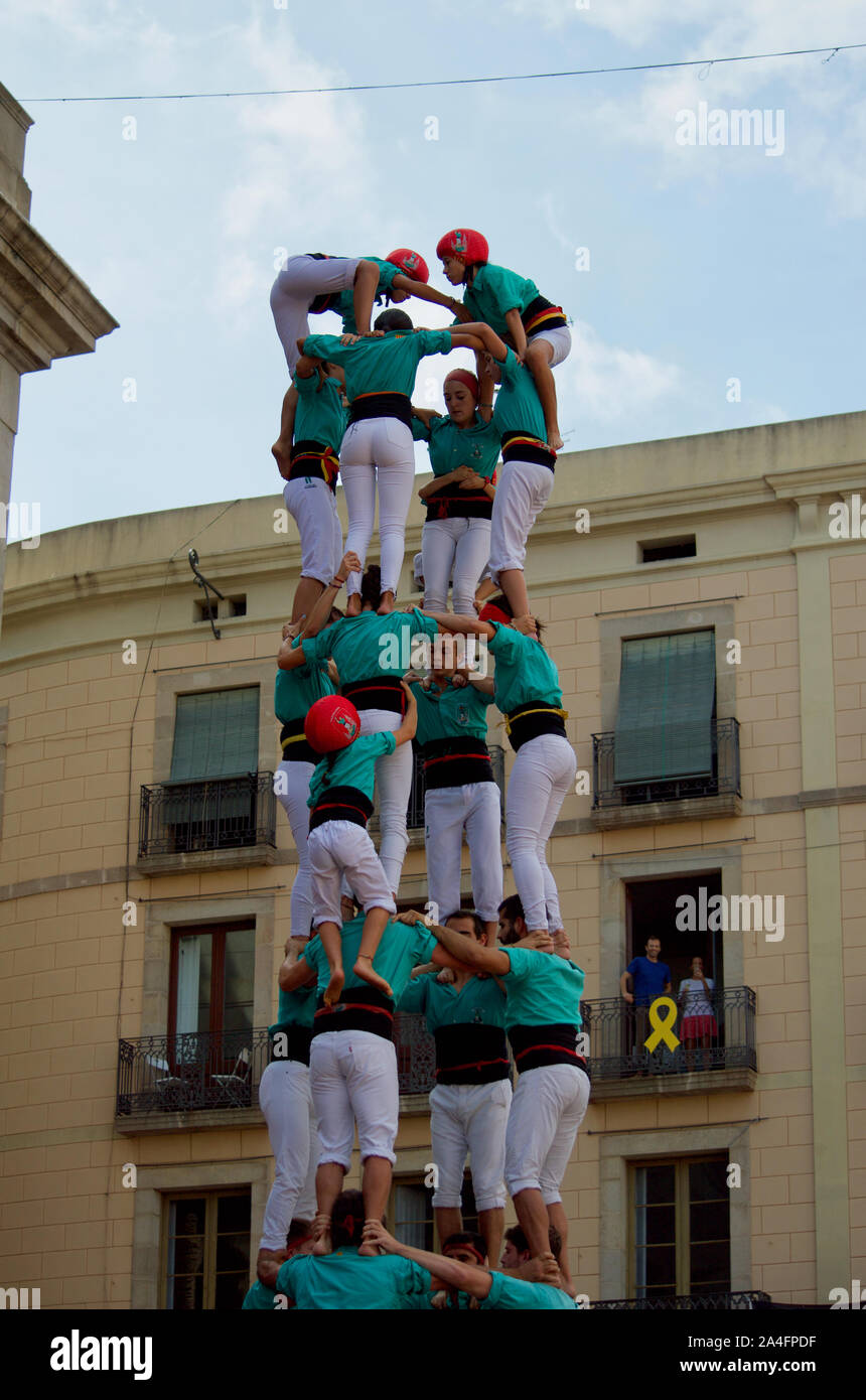 Los castellers construyendo castells/torres humanas en el 2019 La Merce Festival en la Plaça de Sant Jaume, en Barcelona, España Foto de stock