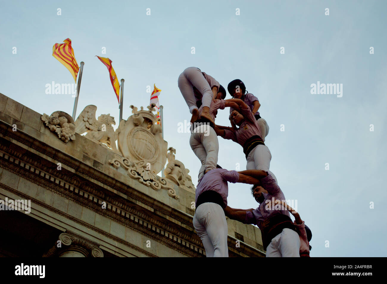 Los castellers construyendo castells/torres humanas en el 2019 La Merce Festival en la Plaça de Sant Jaume, en Barcelona, España Foto de stock