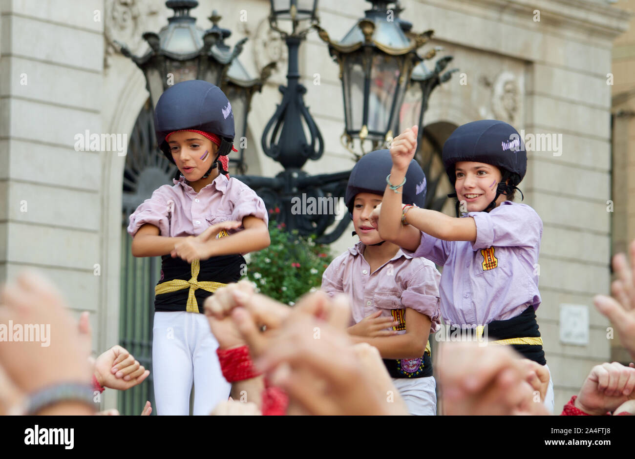 Los castellers construyendo castells/torres humanas en el 2019 La Merce Festival en la Plaça de Sant Jaume, en Barcelona, España Foto de stock