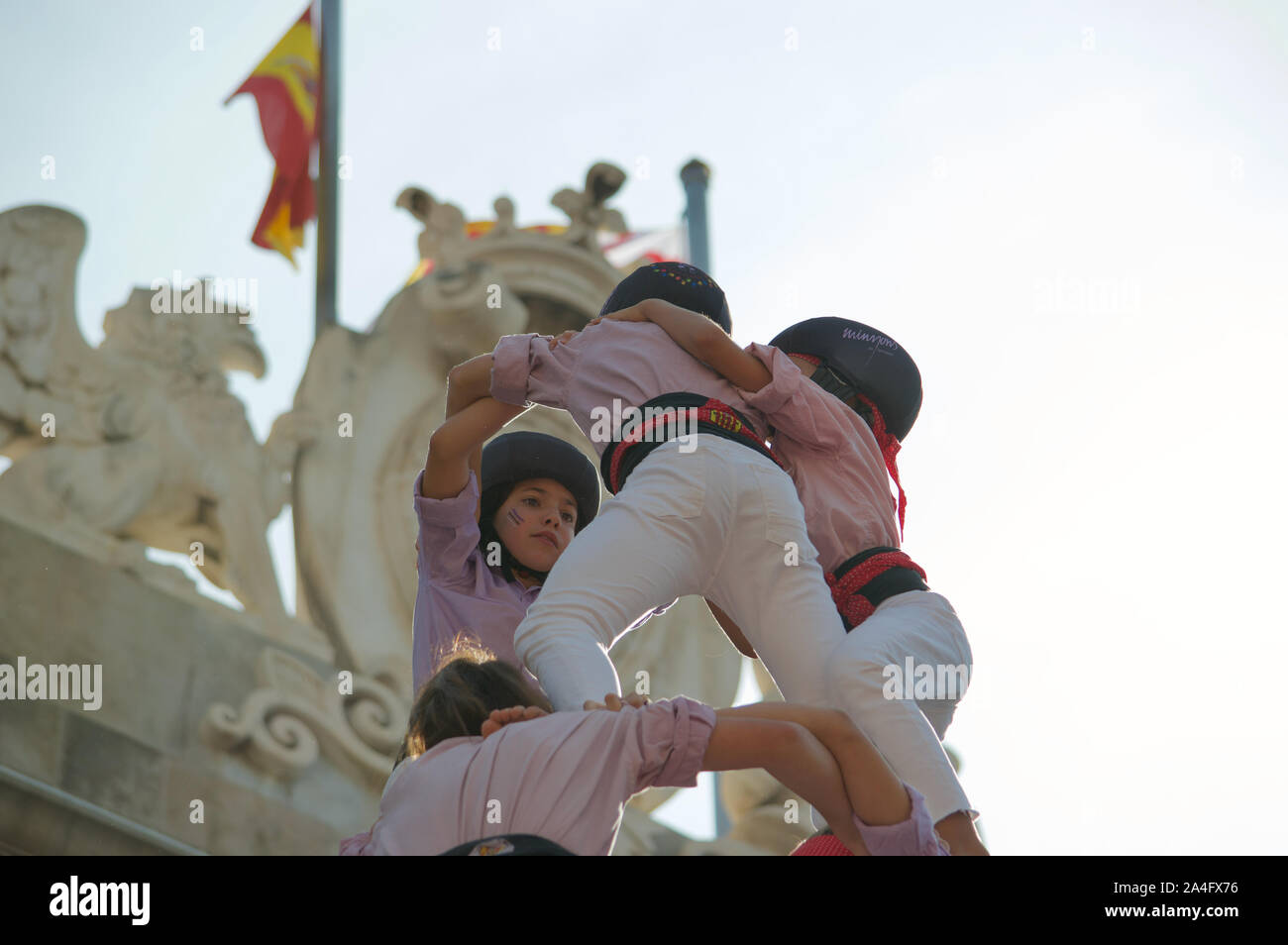 Los castellers construyendo castells/torres humanas en el 2019 La Merce Festival en la Plaça de Sant Jaume, en Barcelona, España Foto de stock