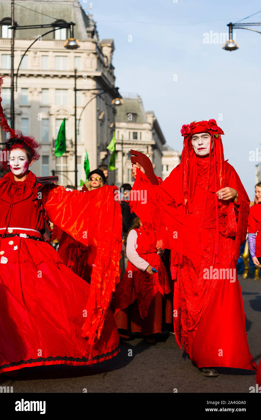 Londres, Reino Unido. Las Brigadas Rojas grupo de protesta de caminar a lo largo de Oxford Street hacia Marble Arch durante la rebelión de extinción protesta. Foto de stock
