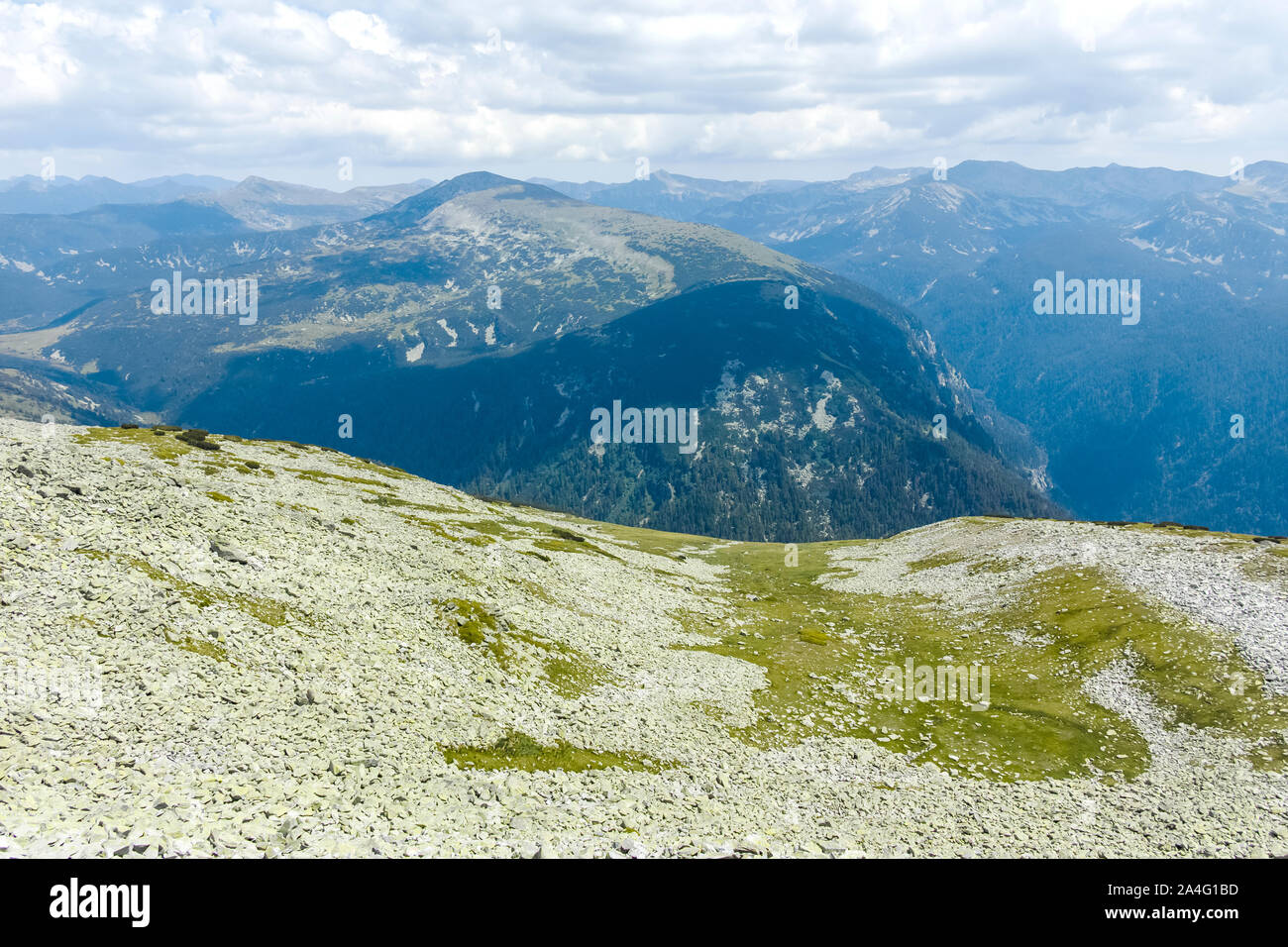 Paisaje de senderos de miedo (Strashnoto) Lago a Kupens picos, macizo de Rila, Bulgaria Foto de stock