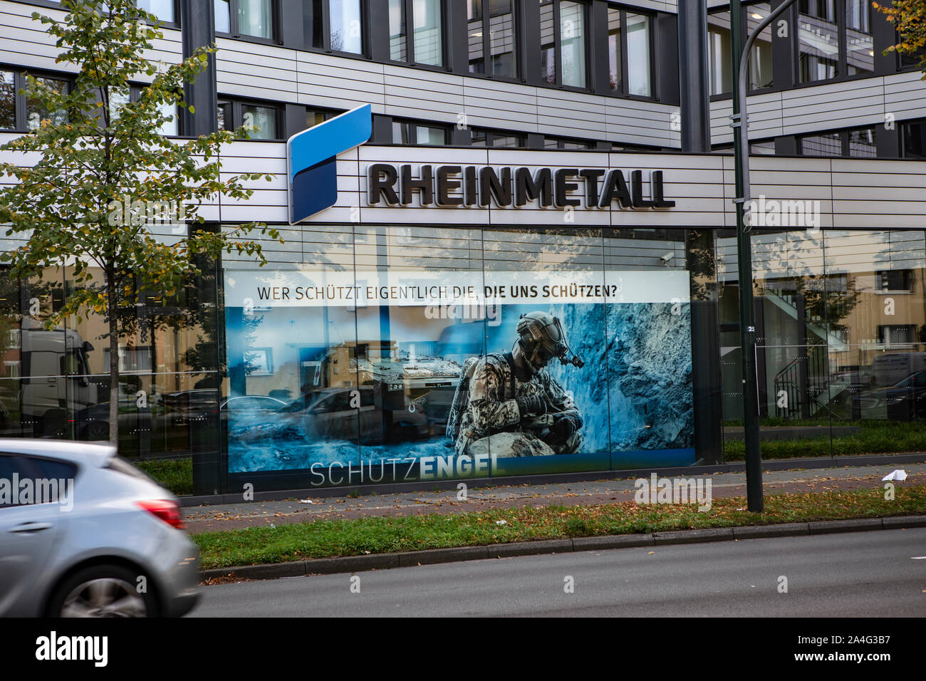 Rheinmetall Hauptgebäude en Düsseldorf mit Werbung für Schützenpanzer Foto de stock