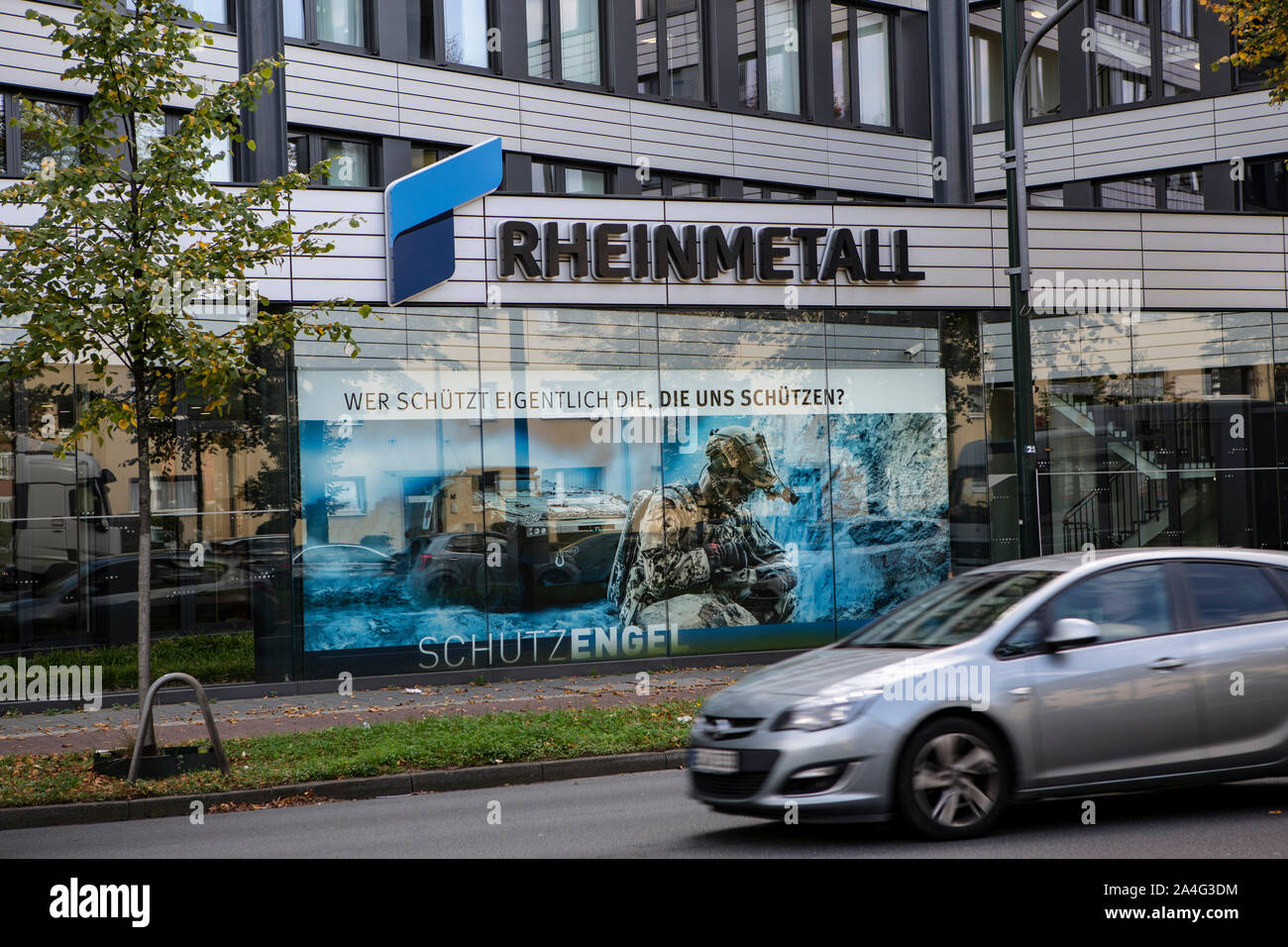 Rheinmetall Hauptgebäude en Düsseldorf mit Werbung für Schützenpanzer Foto de stock