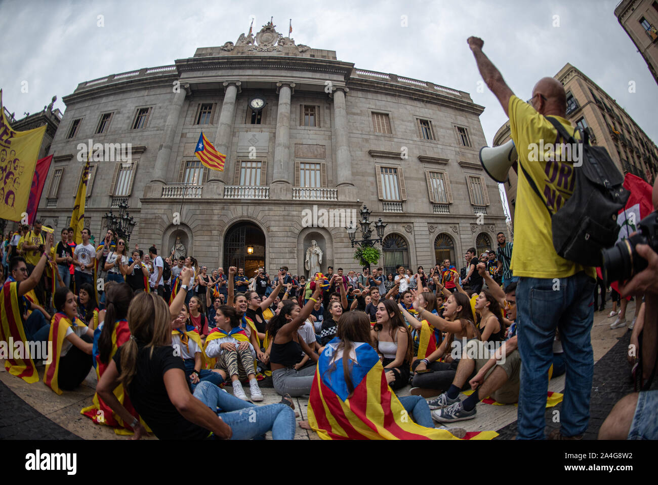 Demostración de la independencia catalana de Barcelona de los primeros días de octubre, antes de la sentencia de los tribunales de España acerca de los prisioneros Foto de stock