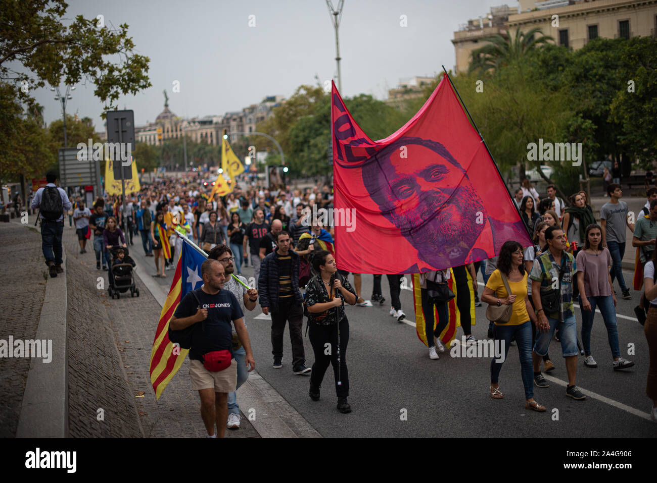 Demostración de la independencia catalana de Barcelona de los primeros días de octubre, antes de la sentencia de los tribunales de España acerca de los prisioneros Foto de stock