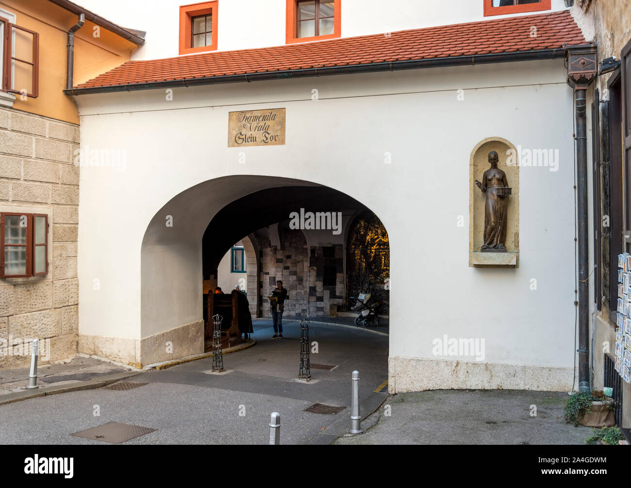 Puerta de piedra histórico hito en la parte superior de la ciudad de Zagreb,  Croacia Fotografía de stock - Alamy