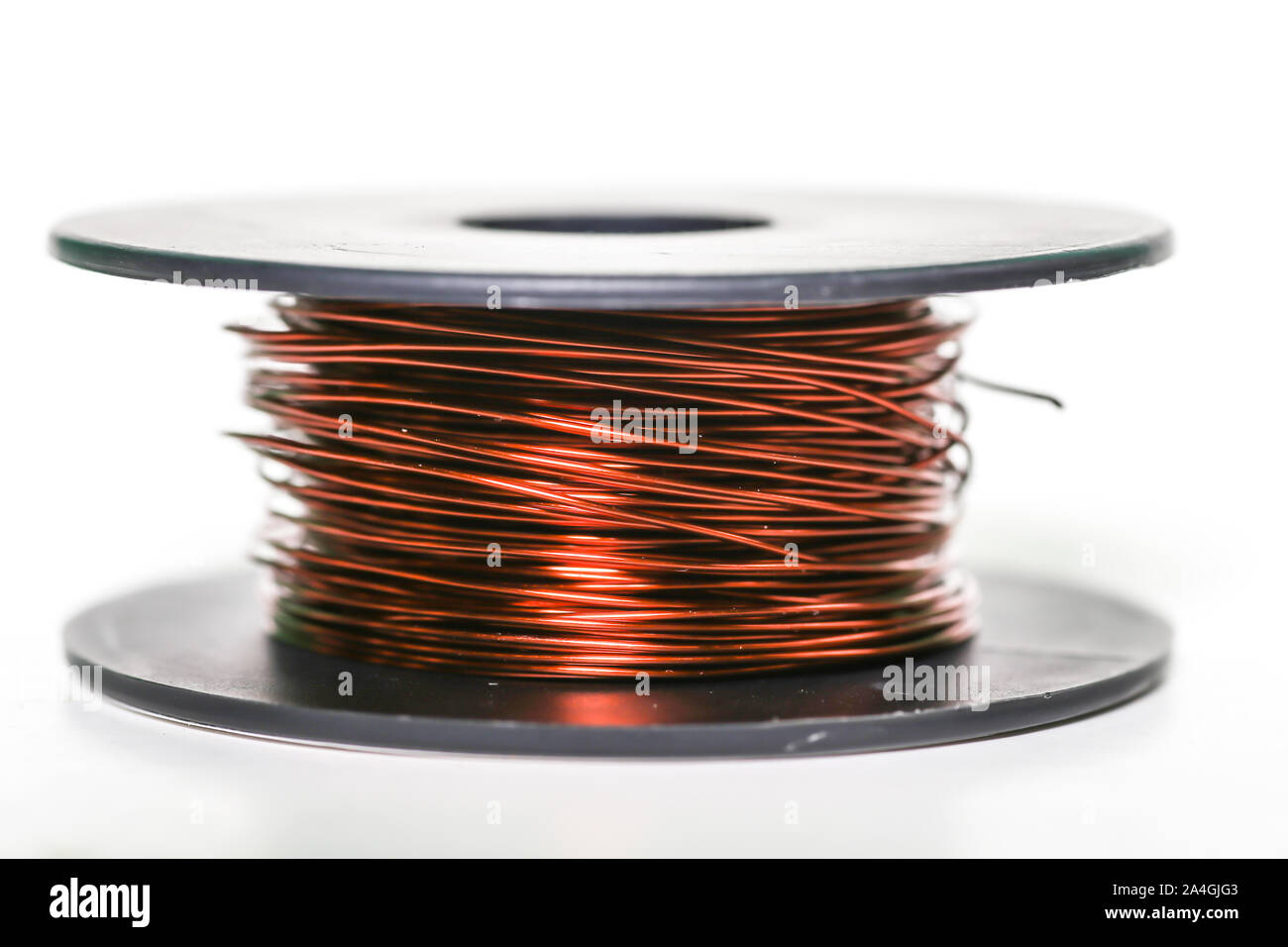 Bobina de cable de cobre aislado de hilo de cobre aislado en blanco  Fotografía de stock - Alamy