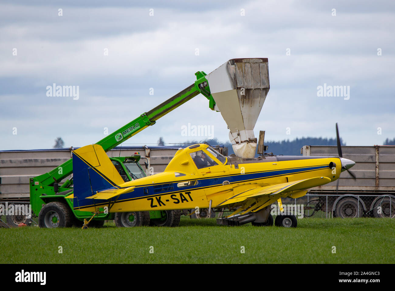 Sheffield, Canterbury, Nueva Zelandia, el 14 de octubre de 2019: El Plumero de Cosecha de color amarillo, o top dressing plano, es rellenada con el fertilizante se propague a través de la granja Foto de stock