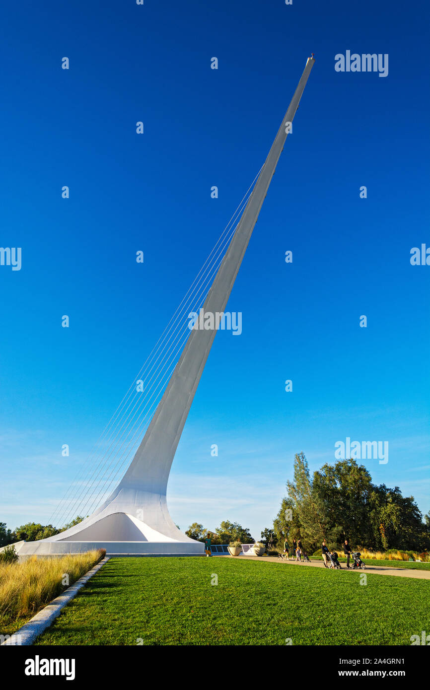 En Redding, California Sundial Bridge en Turtle Bay Exploration Park, abarca Río Sacramento, cable de suspensión torre también sirve como reloj de sol gnomon Foto de stock