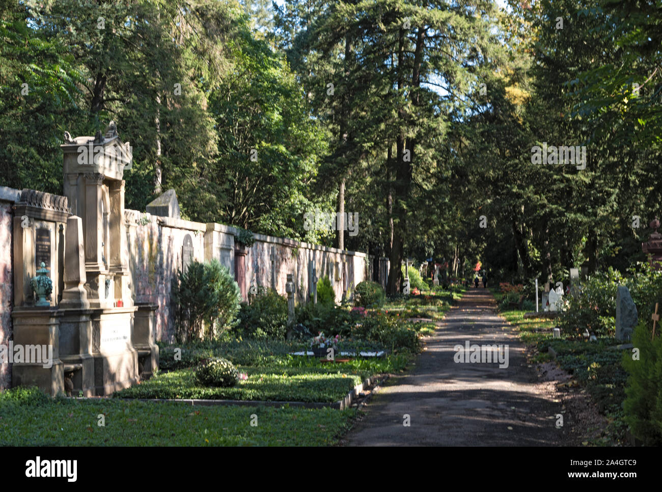 Los monumentos y lápidas en el cementerio principal en Frankfurt Alemania Foto de stock