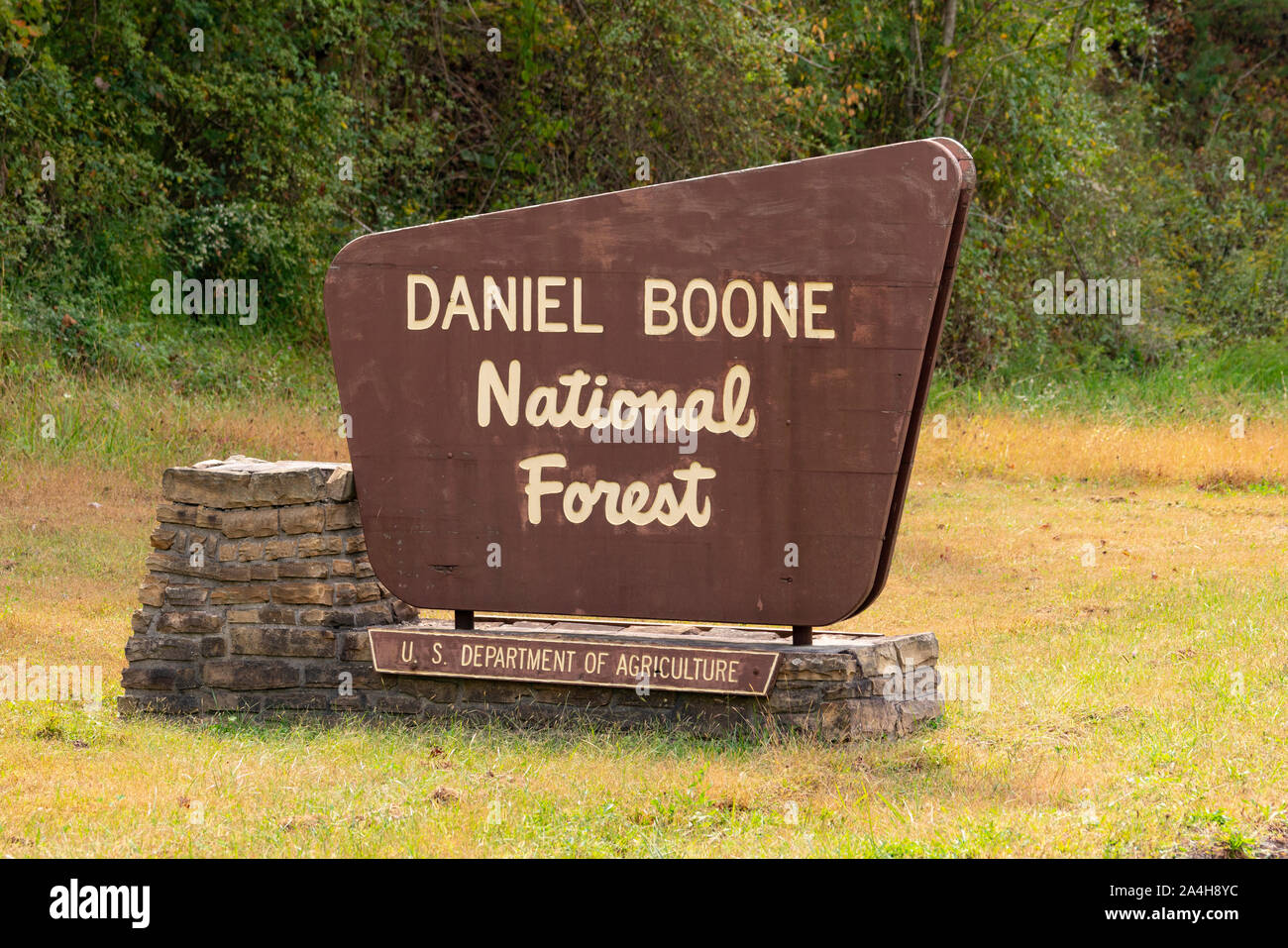 Un cartel de madera marca el límite de Daniel Boone National Forest Foto de stock