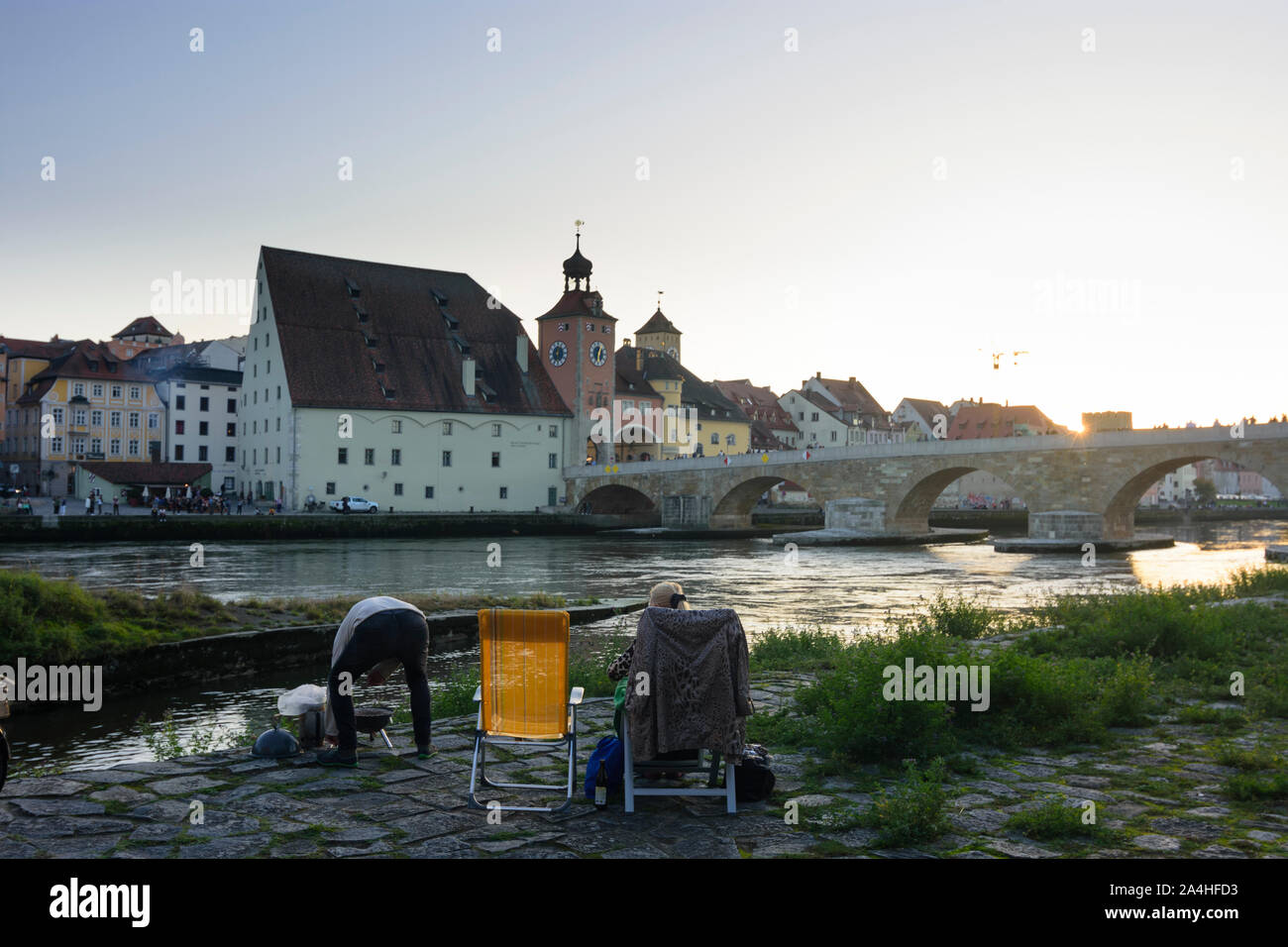 Regensburg: Río Donau (Danubio), Steinerne Brücke (puente de piedra), la gente de la barbacoa en Alemania,Bayern, Baviera, Oberpfalz, el Alto Palatinado Foto de stock