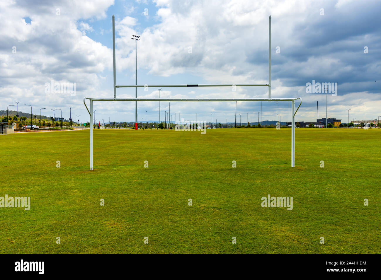 Objetivos de fútbol en un terreno deportivo vacío Foto de stock