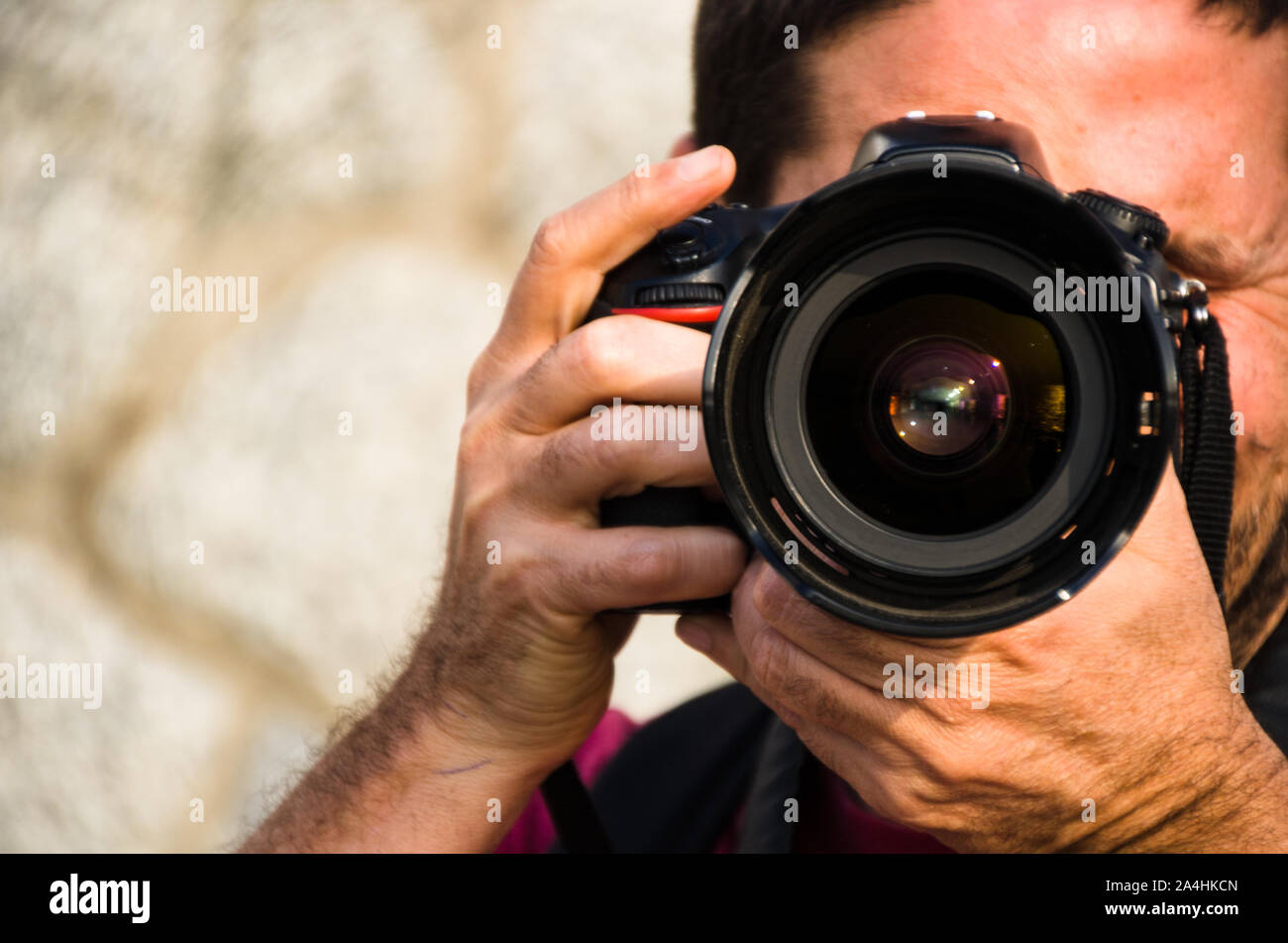 Fotógrafo, tomando fotos con su cámara profesional con ambas manos  Fotografía de stock - Alamy