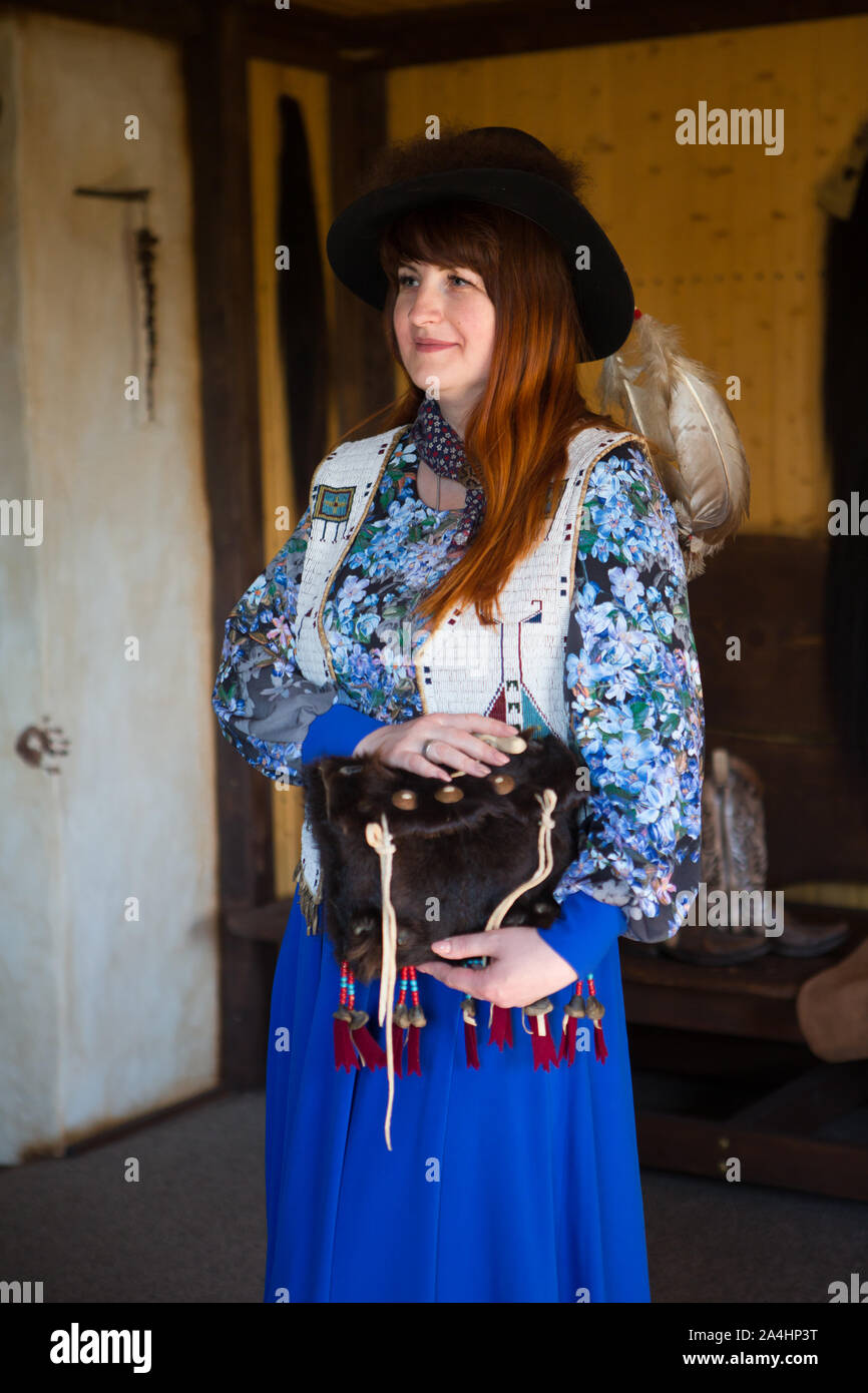 Mujer joven en ropa americana nativa de Alamy