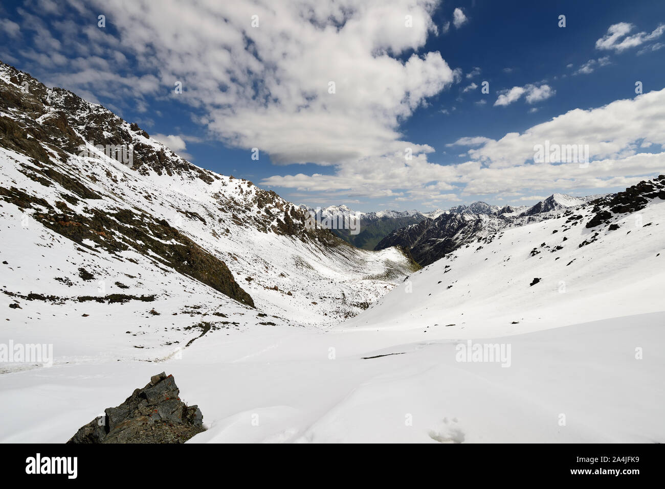 Las montañas Tian Shan, el Ala Kul Lake Trail en la cordillera Alatau Terskey. Paisaje desde el Teleti pass, Kirguistán, en Asia Central. Foto de stock