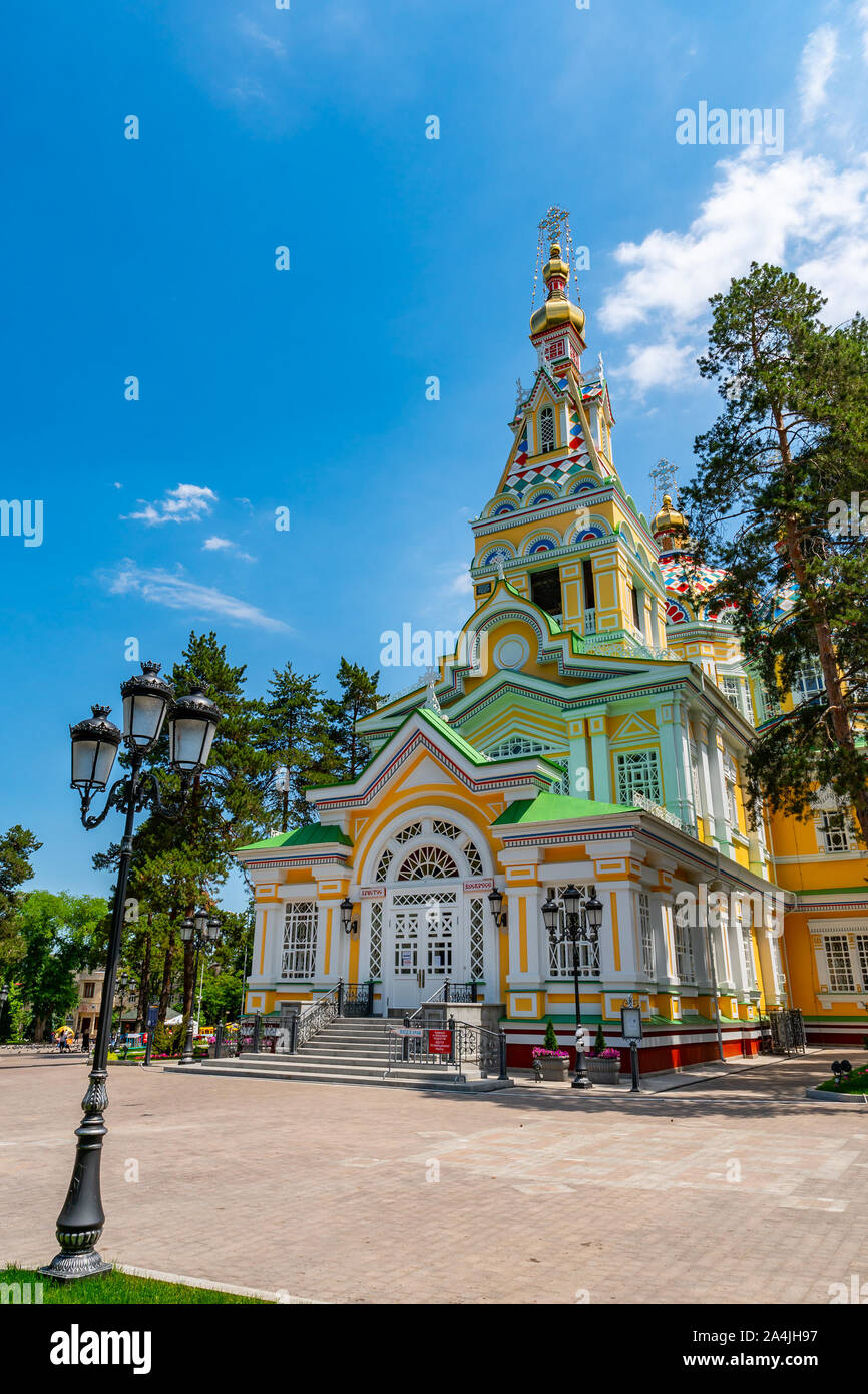 Almaty Cristiana Ortodoxa Rusa Zenkov Catedral de la Ascensión del Señor Vista en Panfilov Park Almaty Cristiana Ortodoxa Rusa Zenkov Catedral de la Ascensión del Señor Vista en Panfilov Park