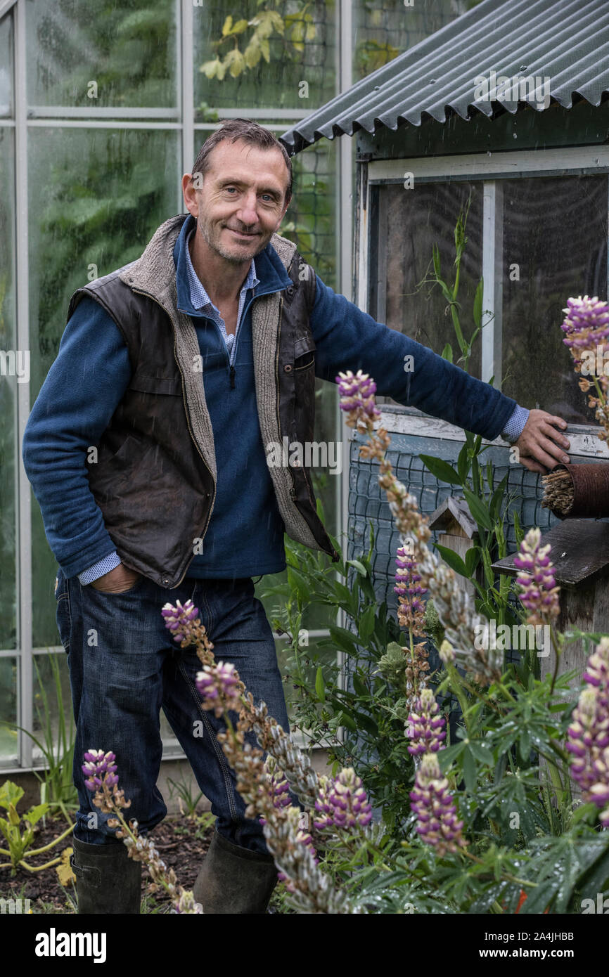 Dave Goulson, profesor de biología. Especializado en la ecología y conservación de insectos, particularmente los abejorros en casa en Sussex, Inglaterra, Reino Unido. Foto de stock