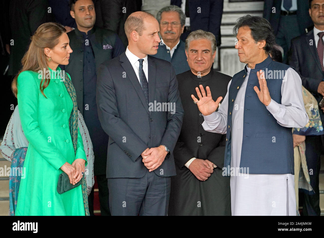 El Duque y Duquesa de Cambridge con el Primer Ministro de Pakistán Imran Khan (derecha) tras una reunión en su residencia oficial en Islamabad durante el segundo día de la visita real. Foto de stock
