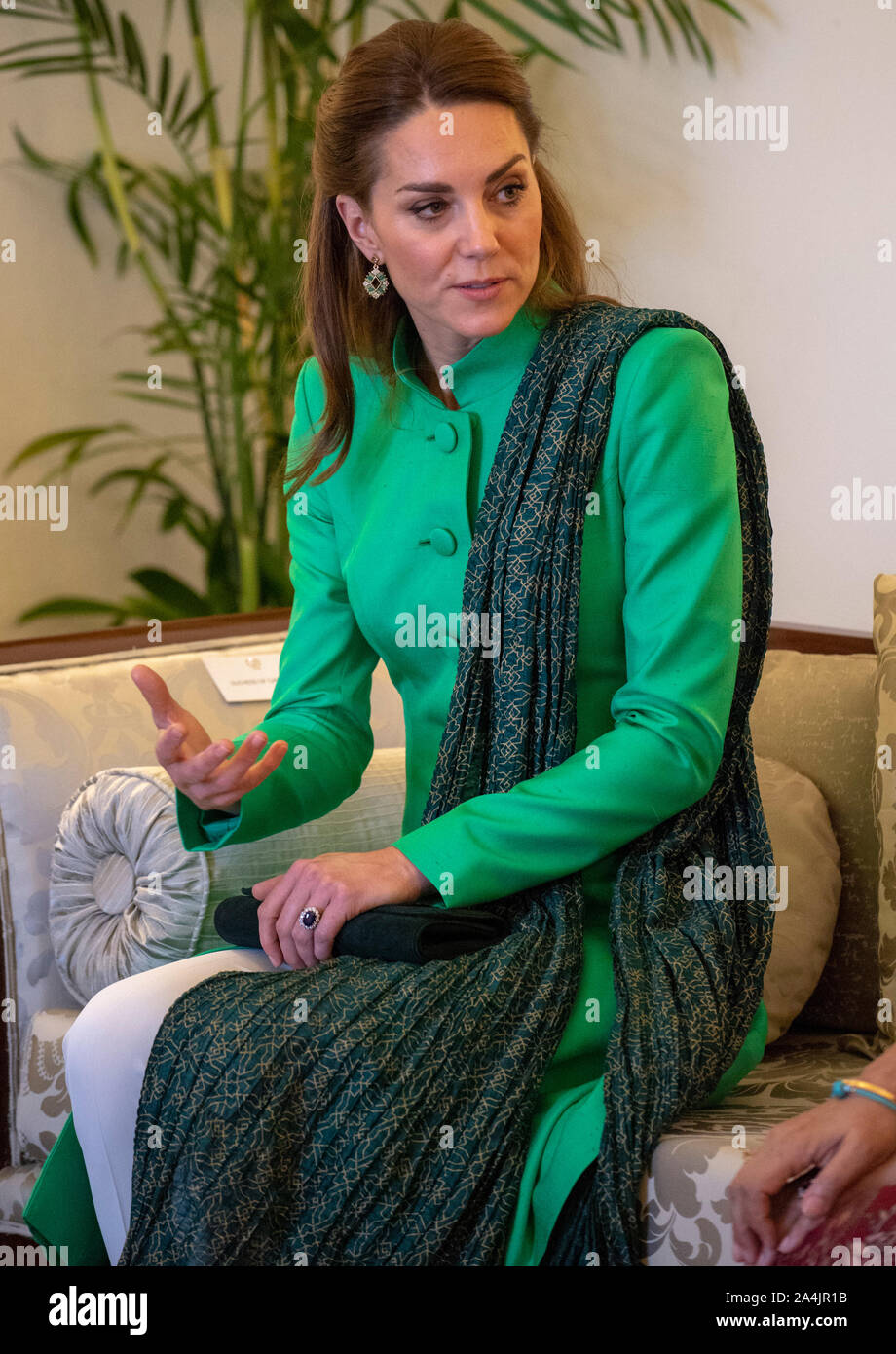 La duquesa de Cambridge durante una reunión oficial con el Presidente de Pakistán, Arif Alvi en el Palacio Presidencial en Islamabad durante el segundo día de la visita real. Foto de stock