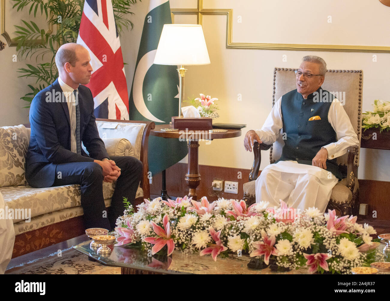 El Duque de Cambridge, con el Presidente de Pakistán, Arif Alvi durante una reunión oficial en el Palacio Presidencial en Islamabad durante el segundo día de la visita real. Foto de stock