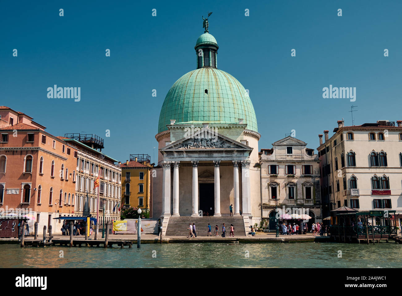 Venecia, Italia - Junio 19, 2019: El paisaje alrededor de San Simeone Piccolo iglesia en Venecia, Italia Foto de stock