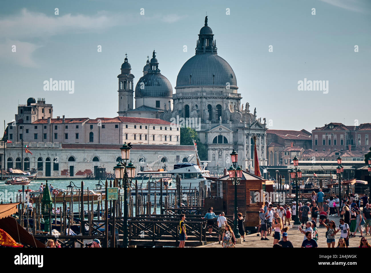 Venecia, Italia - Junio 19, 2019: El paisaje del canal alrededor de Santa Maria della Salute en la ciudad de Venecia, Italia Foto de stock