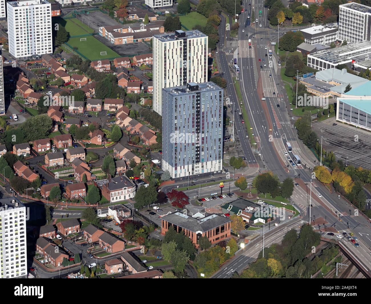 Vista aérea de casas y bloques de pisos y un restaurante McDonalds, Salford, Manchester, Reino Unido Foto de stock