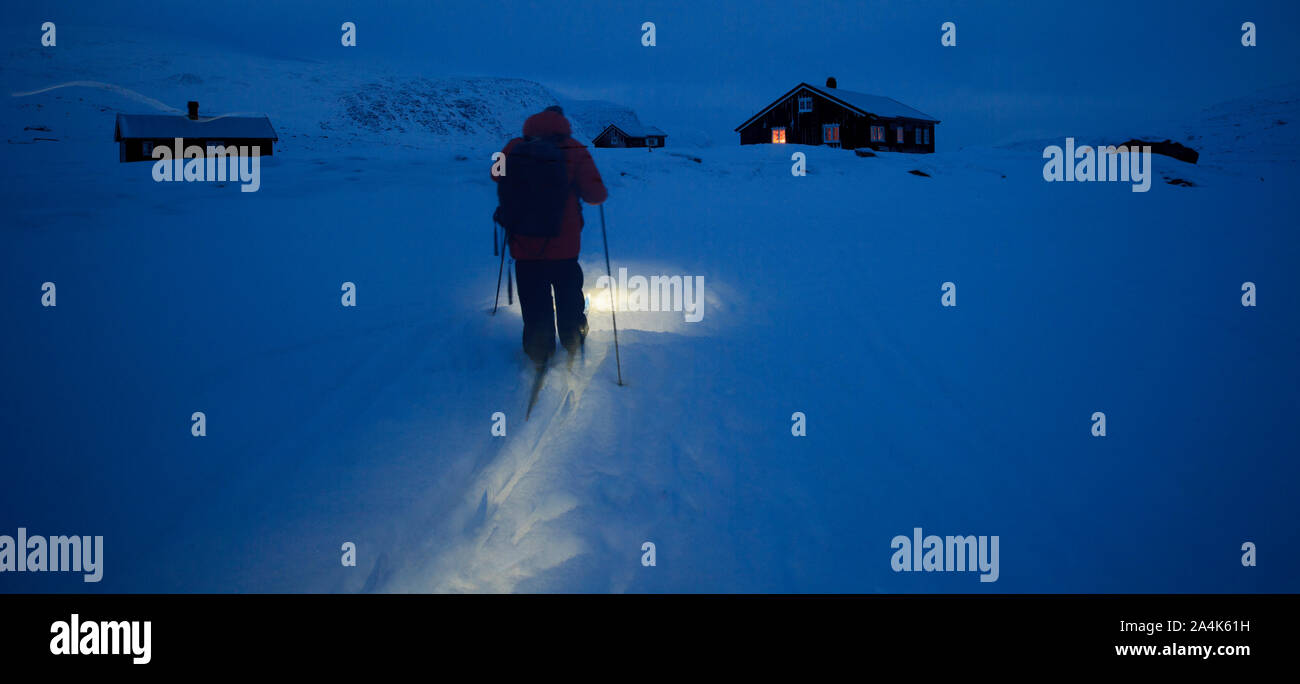 Esquiador macho de caminar en la nieve, Noruega, Escandinavia Foto de stock