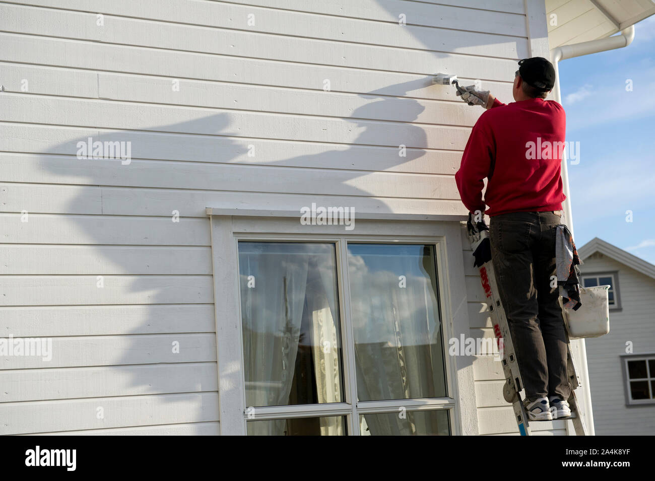 Pintor pintura exterior de casa Foto de stock