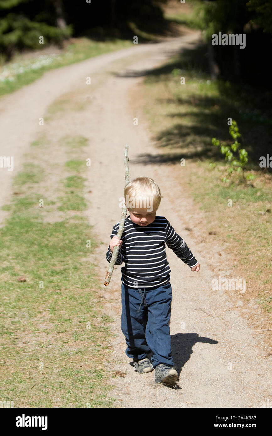 Retrato de muchacho caminando en la ruta Foto de stock
