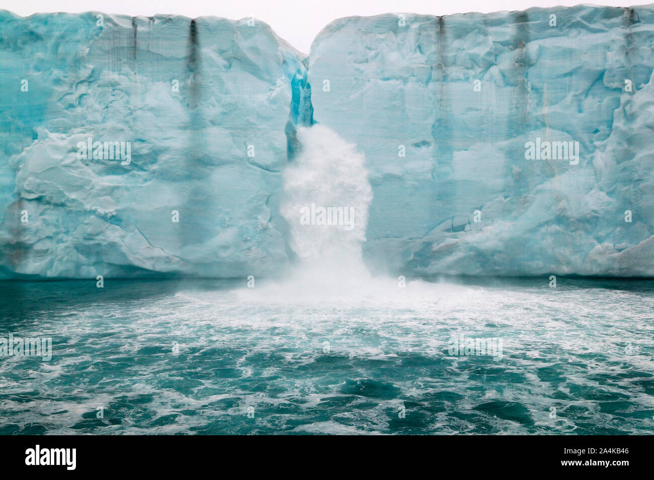 Svalbard en Spitsbergen - agua - hielo derritiéndose - stream Foto de stock