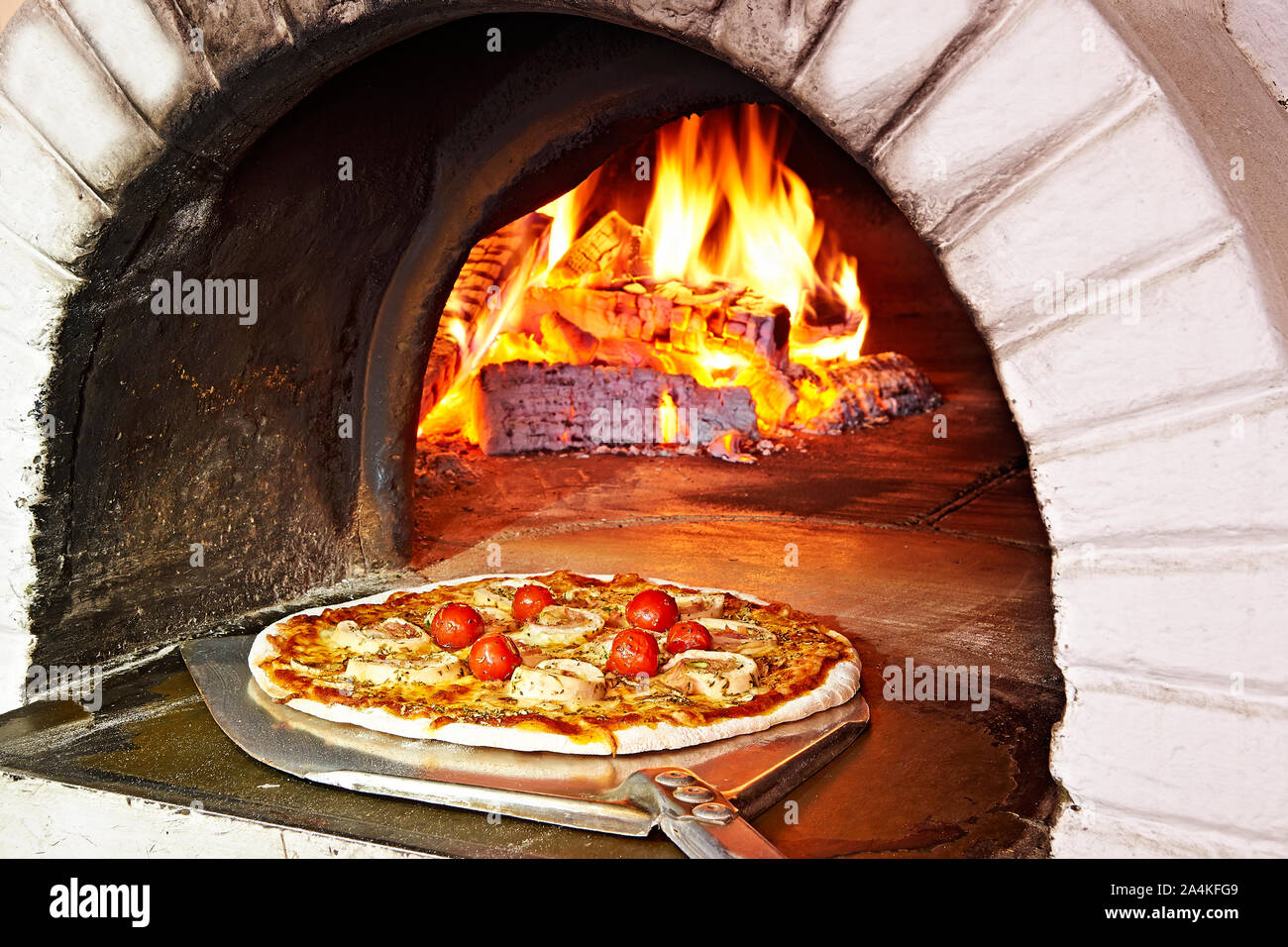 Modo tradicional horno de leña Pizza Pizzería panadería Fotografía de stock  - Alamy